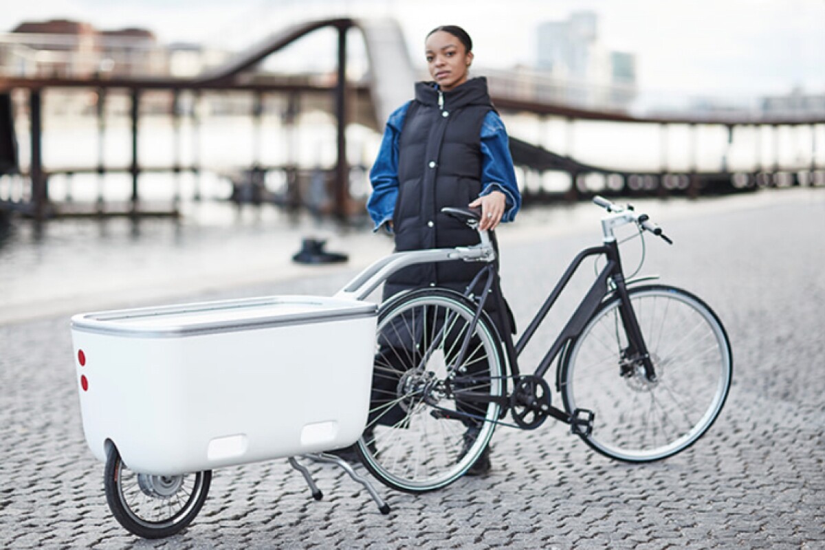 Biomega Ein electric assist bicycle trailer pushes its weight around
